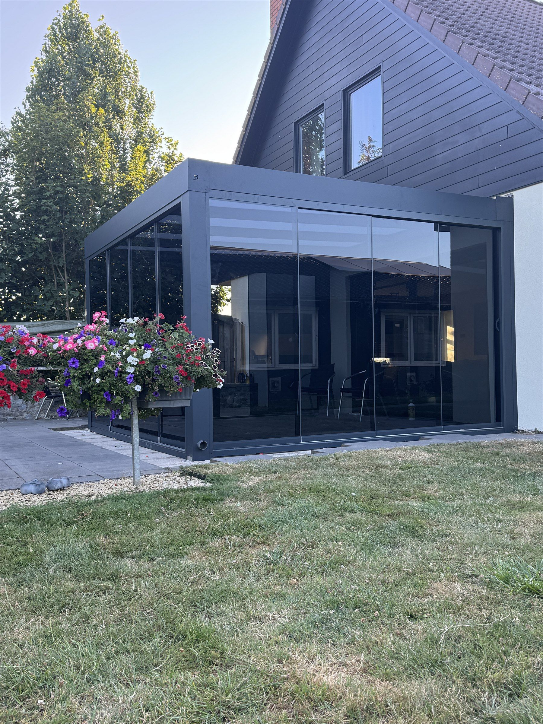 Antraciet overkapping met glazen schuifwanden op maat